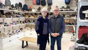 La pareja que mantiene viva una zapater&iacute;a centenaria en un pueblo de Navarra: "Todo ha cambiado, hay que adaptarse"