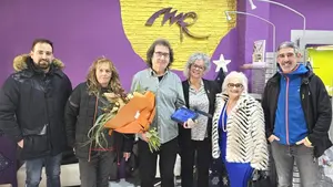 El Ayuntamiento de un pueblo de Navarra homenajea por sorpresa a Miguel, su peluquero m&aacute;s querido