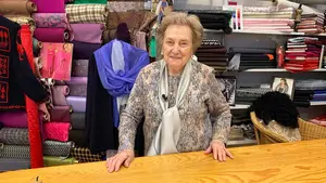 La navarra de 90 a&ntilde;os que sigue al frente de su tienda muy cerca de Pamplona: &ldquo;Las clientas me piden que no me vaya&rdquo;