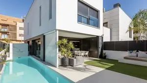 El exclusivo chalet de revista que se vende en Navarra con jard&iacute;n y piscina