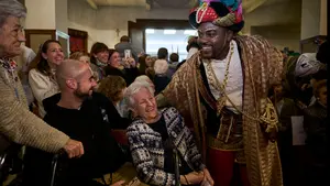 FOTOS | Los Reyes Magos no se olvidan de los mayores en Pamplona y visitan la Casa de Misericordia