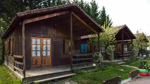 El camping del Pirineo navarro que triunfa en invierno: bungalows con calefacci&oacute;n y nieve muy cerca