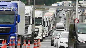 Cierran a los camiones la frontera con Francia en Ir&uacute;n: cientos de veh&iacute;culos circulan por Navarra hacia la zona
