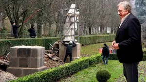 Asiron culmina el destierro de los Reyes de Navarra: las tres primeras estatuas ya est&aacute;n en la Taconera