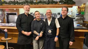 El bar de Pamplona que cumple 25 a&ntilde;os con el mismo equipo que le ha hecho famoso por sus fritos