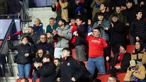 FOTOS | Del miedo a la euforia en la grada: El Sadar sostiene a Osasuna en un triunfo clave ante el Oviedo