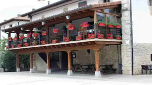 La brasa que se huele al llegar: la m&iacute;tica posada a un paso de Pamplona que estrena men&uacute;s de sidrer&iacute;a y asador