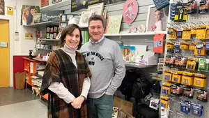 Los hermanos de Pamplona que mantienen la tienda familiar de fotos que abri&oacute; su padre: &ldquo;Est&aacute; volviendo el carrete"