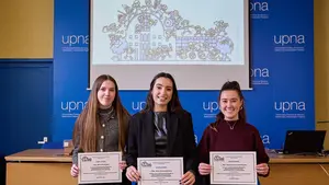 Las tres j&oacute;venes premiadas en la UPNA por sus trabajos finales sobre discapacidad