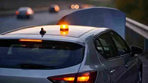 Tras la baliza V-16, la DGT pone en marcha la se&ntilde;al V-27: qu&eacute; es y c&oacute;mo funciona