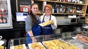 La ucraniana que triunfa en un bar de Pamplona con los fritos y la comida casera: "Lo hago todo a mano"