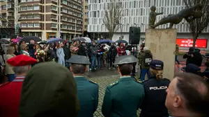 FOTOS | Pamplona se concentra para recordar a las v&iacute;ctimas de ETA en un acto convocado por asociaciones c&iacute;vicas