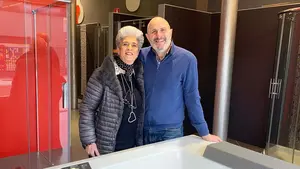 Los hermanos que dicen adi&oacute;s a la tienda que abri&oacute; su padre en Pamplona: &ldquo;Esto hay que vivirlo y sentirlo"