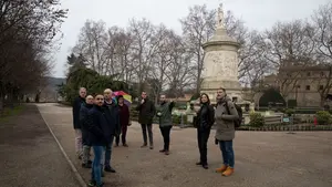 Asiron se va de excursi&oacute;n y visita las estatuas desterradas de Sarasate en su nueva ubicaci&oacute;n