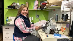 Gloria, 15 a&ntilde;os arreglando ropa en su tienda de Pamplona: "Nos toca bajar los precios para trabajar"