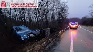 Salida de v&iacute;a en una carretera navarra: un camionero queda atrapado y los bomberos intervienen para evitar un derrame
