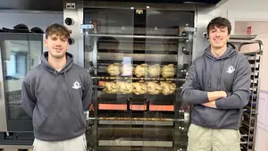 Los j&oacute;venes navarros que abren con &eacute;xito en Pamplona un segundo local de venta de pollo asado