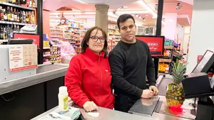 Inma toma el relevo en el supermercado m&aacute;s antiguo de un pueblo de Navarra: "Le di muchas vueltas pero el que no arriesga..."