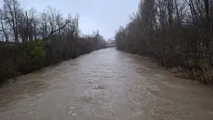 Se eleva la emergencia por las crecidas de los r&iacute;os en Navarra: piden retirar coches de zonas inundables