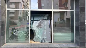 Abandona su moto tras chocar contra un comercio en una localidad de Navarra: conduc&iacute;a sin permiso