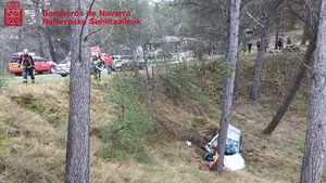 Grave accidente en un pueblo de Navarra: un coche cae cinco metros y deja seis heridos