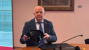 Vox saca un tricornio de la Guardia Civil y la presidenta (EH Bildu) cancela la comisi&oacute;n de investigaci&oacute;n de la corrupci&oacute;n en Navarra