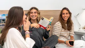 Cuando el alojamiento universitario deja de ser solo &ldquo;un piso&rdquo;: la idea de Cohousing para estudiantes y familias