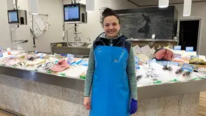 Mari Carmen, tercera generaci&oacute;n en su pescader&iacute;a de un pueblo de Navarra: "Es bonito, pero es muy duro"