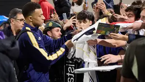 FOTOS | Vinicius y Mbappe la l&iacute;an en Pamplona: locura en el aeropuerto para ver a las estrellas del Real Madrid