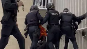 V&Iacute;DEO | P&aacute;nico en El Sadar: cargas policiales tras la victoria de Osasuna frente al Real Madrid