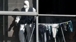 El detenido por matar a su mujer y herir de gravedad a su madre en Sarriguren declara este lunes ante el juez