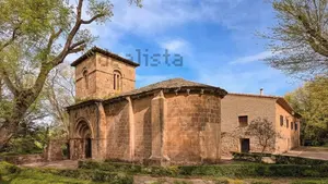 La iglesia rom&aacute;nica del siglo XII con tierras que se vende en un pueblo de Navarra