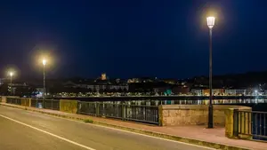 La empresa navarra que enriquece el patrimonio iluminando por la noche esta villa marinera de Cantabria