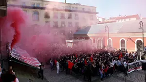 Decenas de estudiantes abertzales salen a la calle en Pamplona y claman "&iexcl;Contra el fascismo!"