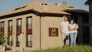 El pueblo de Navarra con 28 habitantes donde una pareja transforma una casa en ruinas en un hotel rural