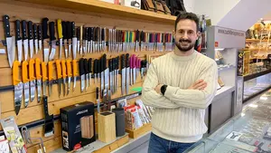 Javier, tercera generaci&oacute;n en la &uacute;ltima cuchiller&iacute;a de Pamplona: &ldquo;Lo que m&aacute;s se vende son las navajas&rdquo;