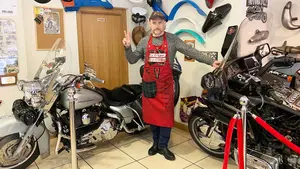 El caf&eacute;-museo del casco viejo que asombra a pamploneses y turistas: "Prefiero poner motos que mesas"