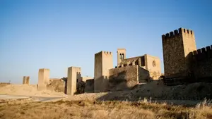 El pueblo de Navarra que conserva la muralla medieval m&aacute;s impresionante de Espa&ntilde;a y a&uacute;n parece una fortaleza viva