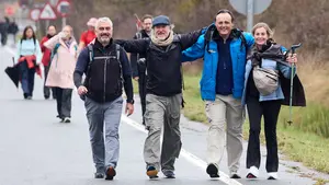 FOTOS | Las Javieradas llenan los caminos de Navarra con miles de peregrinos encar&aacute;ndose al mal tiempo