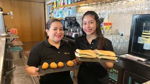 La familia que toma el relevo en un bar de Pamplona y pone el men&uacute; del d&iacute;a a solo 13 euros: "Estamos a tope"