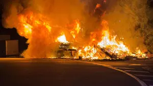 Infierno en Olazagut&iacute;a: el incendio de un cami&oacute;n articulado deja este veh&iacute;culo y dos mobil-home calcinados