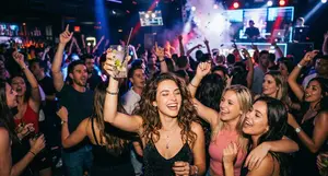 El tardeo que quiere llenar Pamplona de nostalgia noventera: 5 horas de fiesta con entrada libre