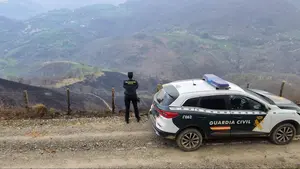 Incendio en un pueblo de Navarra: movilizados helic&oacute;pteros, bomberos y guardas forestales