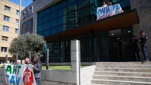 Dos activistas se suben a la fachada de la CEN en Pamplona para protestar contra el TAV