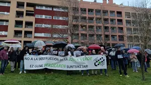 El barrio que mantiene su pulso contra Asiron: la lluvia no frena la protesta por la eliminaci&oacute;n de una gran zona verde
