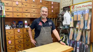 Claudio, 37 a&ntilde;os en su tienda de arreglo de calzado en Pamplona: &ldquo;Soy el dinosaurio del barrio&rdquo;