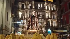 La cofrad&iacute;a de San Saturnino canta a la Dolorosa en Pamplona durante su traslado a la Catedral