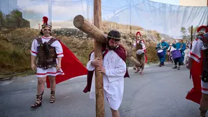 Cientos de personas arropan en Andosilla un V&iacute;a Crucis Viviente que ha vuelto a dejar im&aacute;genes de enorme emoci&oacute;n