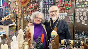 Margarita y Jos&eacute;, en&nbsp;la &uacute;ltima tienda hippie de Pamplona: &ldquo;Cobro 700 euros con 51 a&ntilde;os cotizados&rdquo;