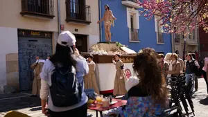 FOTOS | La procesi&oacute;n del Domingo de Resurrecci&oacute;n llena de luz y alegr&iacute;a el Casco Viejo de Pamplona
